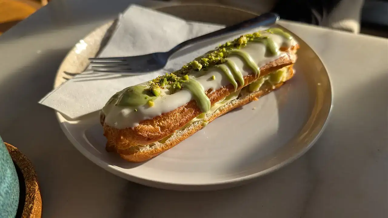 Pistachio éclair